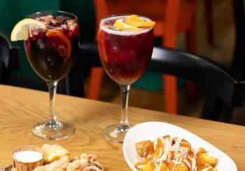 El aperitivo más castizo en Gran Vía: Calamares, bravas y dos bebidas en la barra de Mercado de la Reina 12 en Madrid