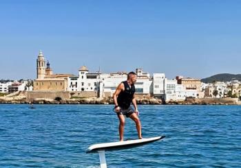Experiencia Premium de E-Foil : Deslízate y vuela sobre el agua a Sitges