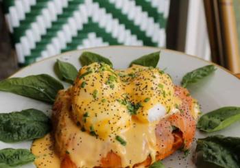 Huevos Benedict con bebida en Mafrens: ven a brunchear en la Latina Madrid