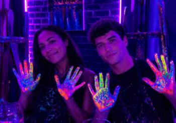 Pinta Luz Art & Wine, Taller de pintura neon solo para adultos en Madrid