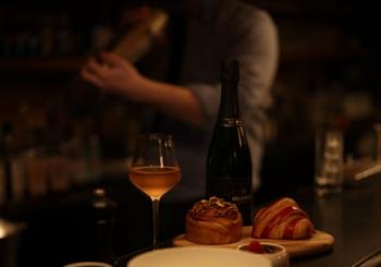 Brunch au champagne dans un bar caché à Saint-Germain : dégustation & cocktail signature en Paris