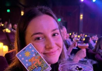 Tarot Sessions : un spectacle mystique entre cartes et cocktails a Paris