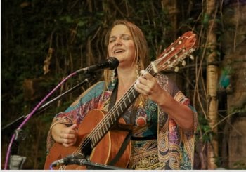 Luz María Carriquiry en Café de Alba (cantautora peruana) en Murcia