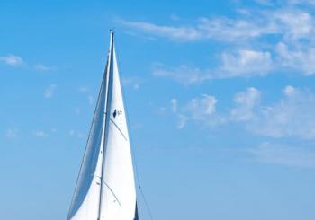 Paseo privado en velero por la costa de Barcelona con snacks y bebidas