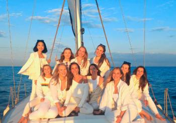 Barcelona Exclusivo: Grupo Privado en Velero de Lujo - 2 Horas Especiales al Atardecer