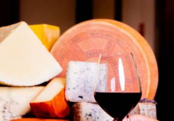 Cata de quesos con maridaje de vinos en Barcelona