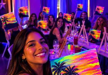 Neón Art&Wine: taller de pintura flúor con vino y picoteo por 2 h a Madrid
