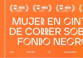 Mujer en Cinta de Correr Sobre Fondo Negro en Málaga
