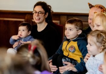 Storytime and Twirling Toddlers with Little Supernovas - The Hairy Toe en Reino Unido