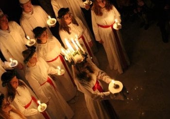 Lucía, la reina sueca de la luz en la catedral de Berlín